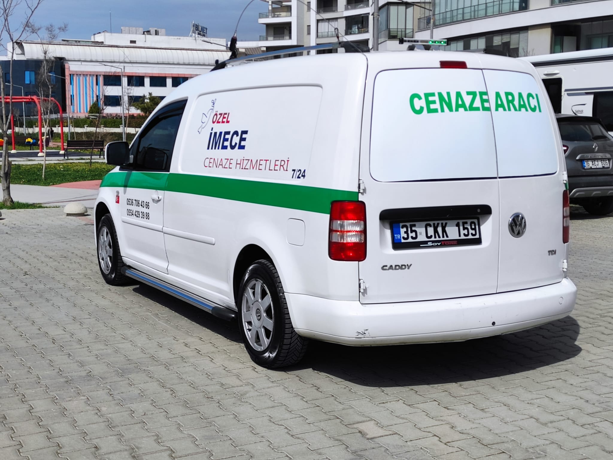 Cenaze nakil aracının yan görünümü