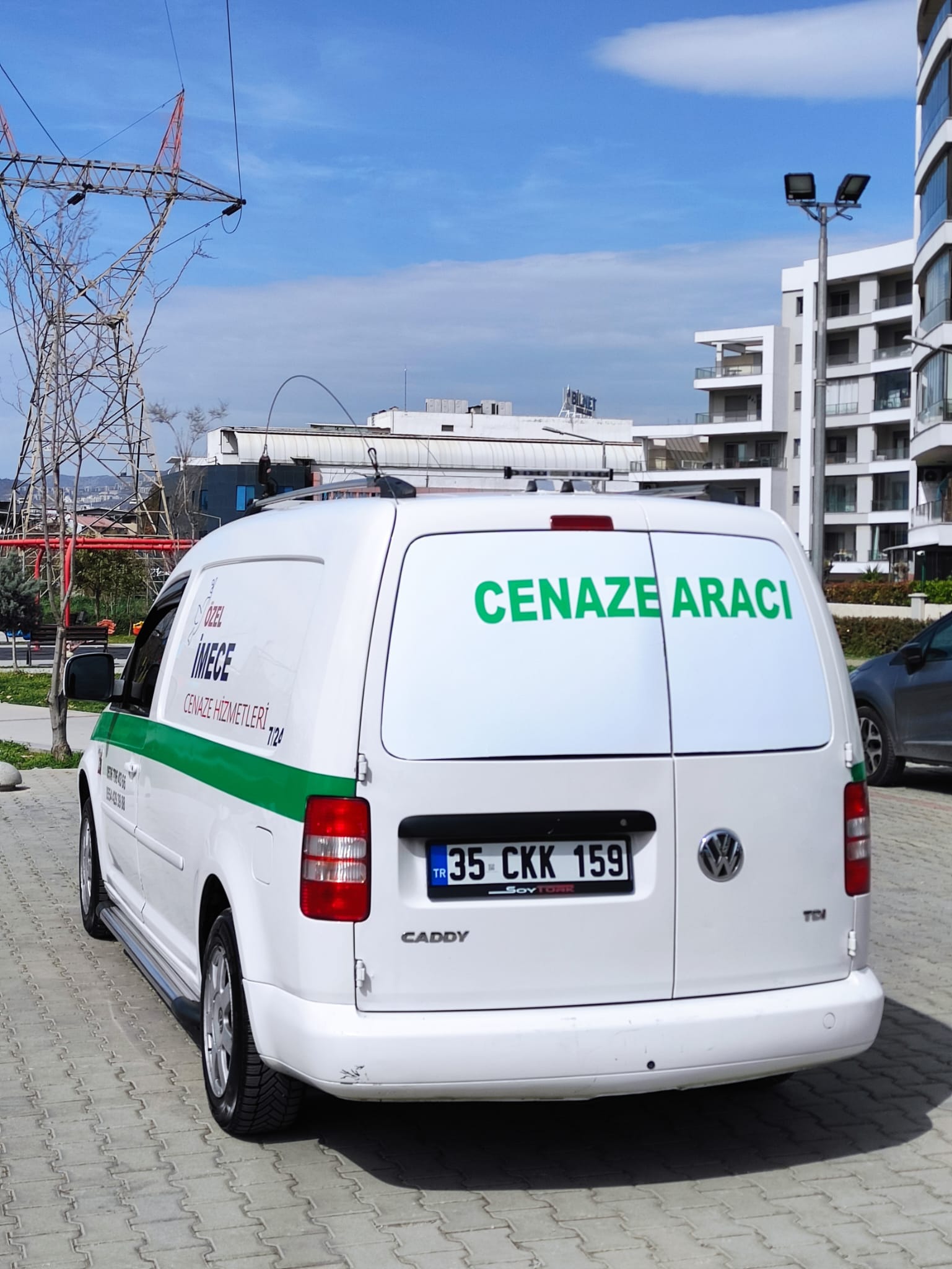 Özel İmece Cenaze Hizmetleri'ne ait beyaz, frigorifik cenaze nakil aracı